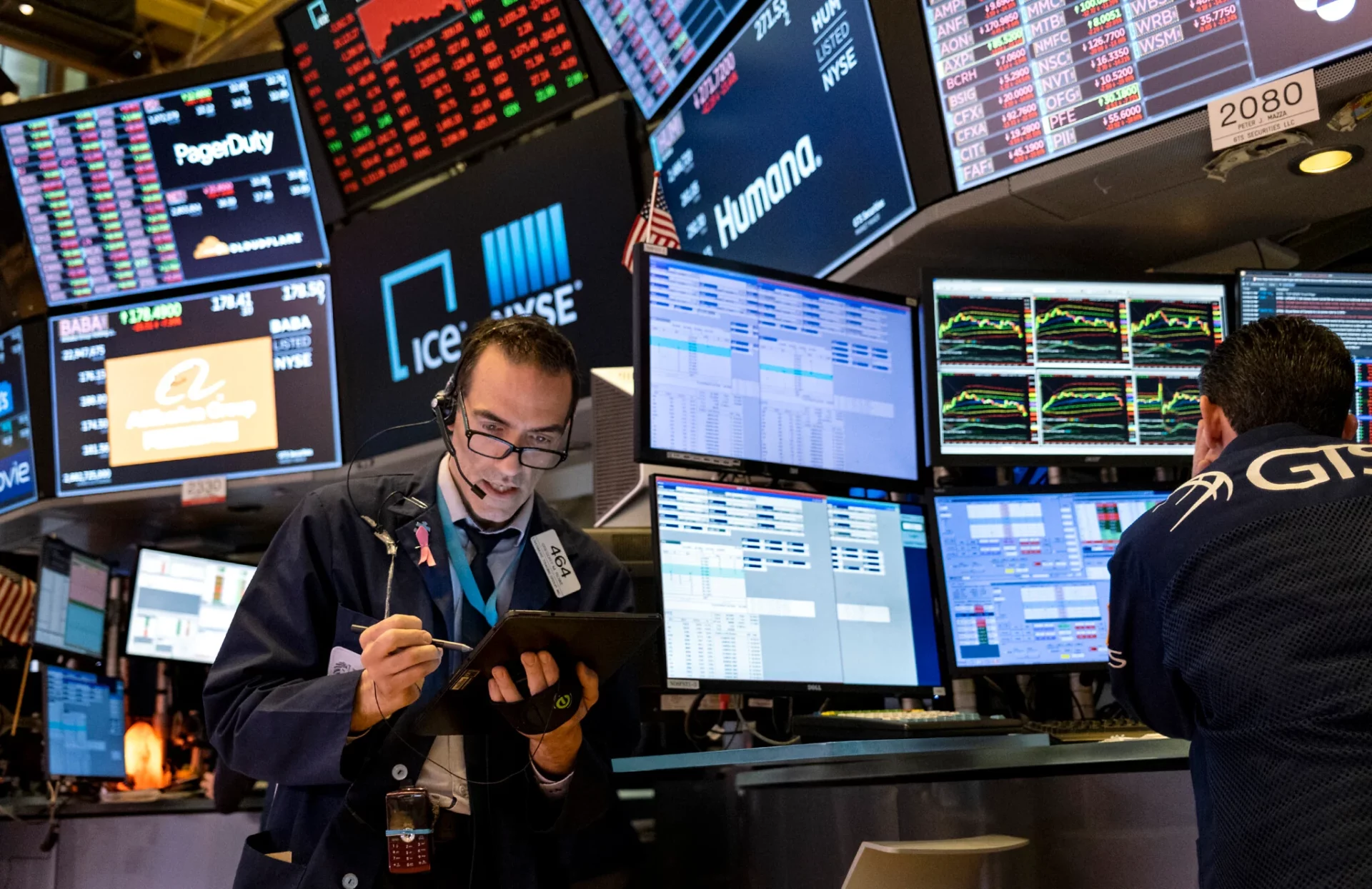 دليل المتداول العربي: أفضل شركات تداول الأسهم الأمريكية 2025