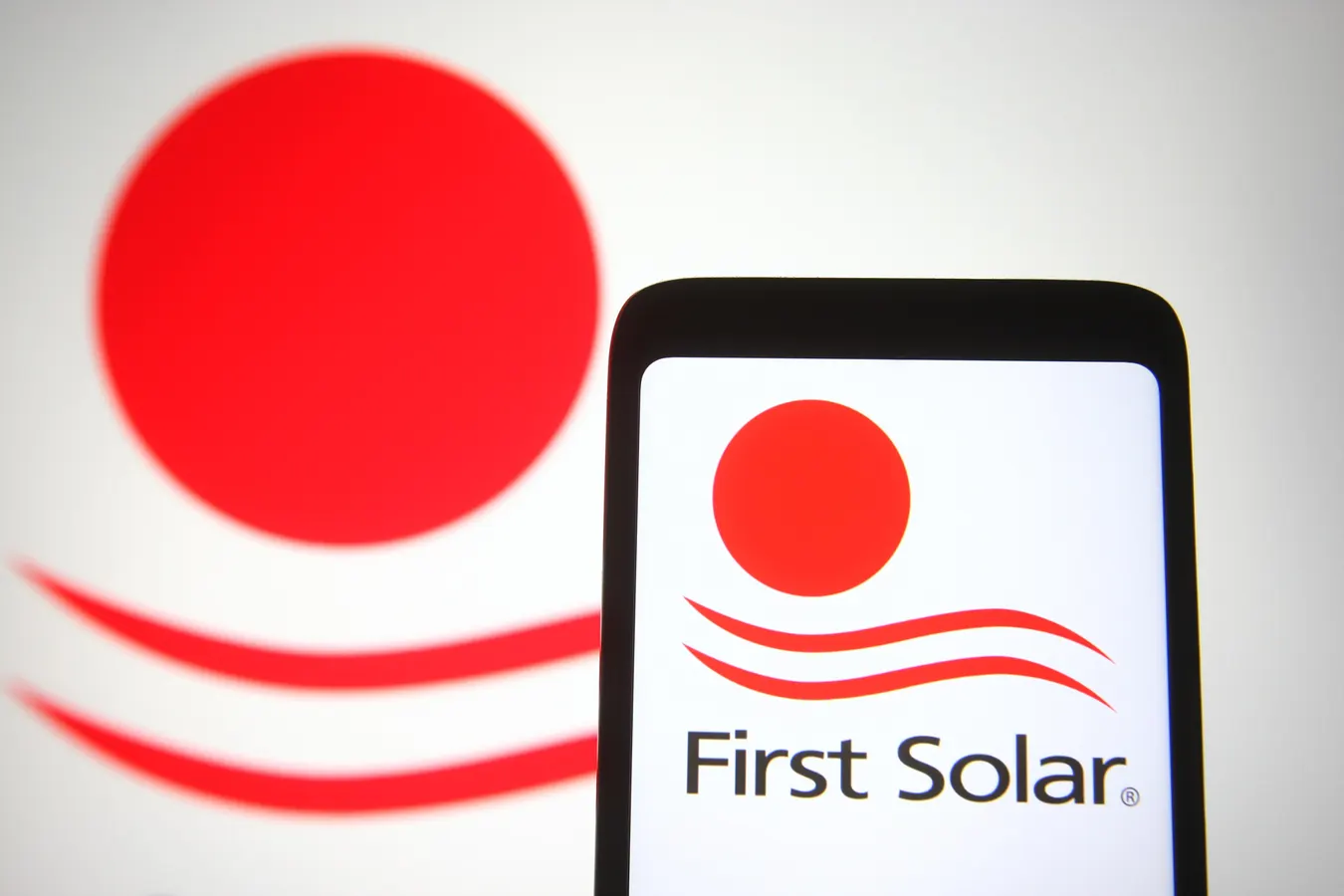 كيفية الاستثمار في سهم شركة First Solar: دليل خطوة بخطوة